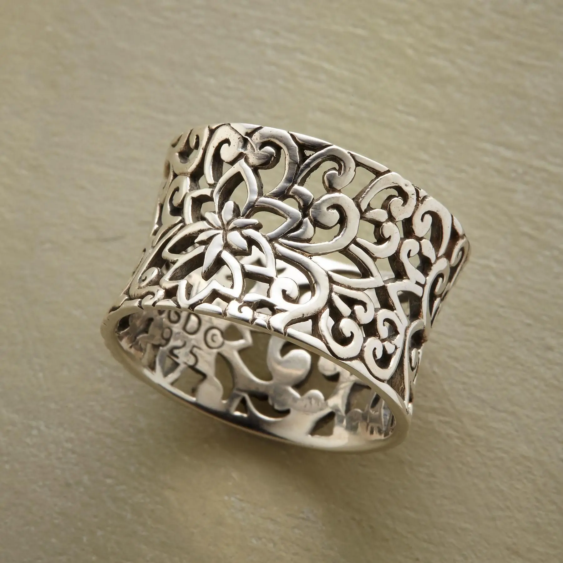 Elara™ | Timeless Hollow Ring